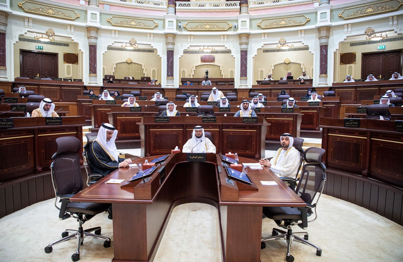استشاري الشارقة يناقش أربعة أسئلة برلمانية في الخدمات العامة