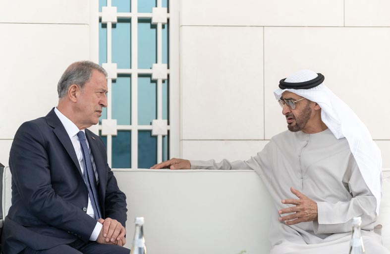     رئيس الدولة يستقبل وزير الدفاع التركي