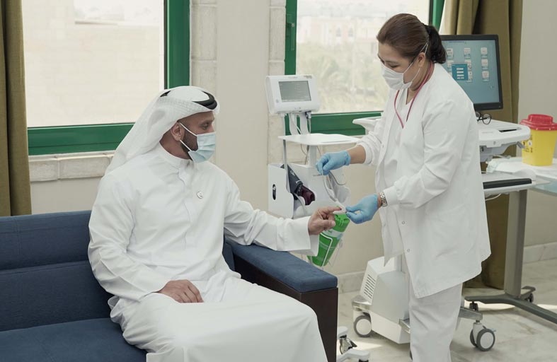 كبار مسؤولي الصحة في أبوظبي يتلقون الجرعة الثانية من لقاح كوفيد- 19 غير النشط