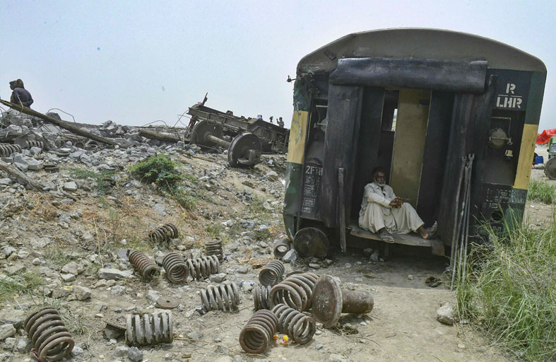 عمليات بحث بالركام بعد حادث القطار في باكستان 