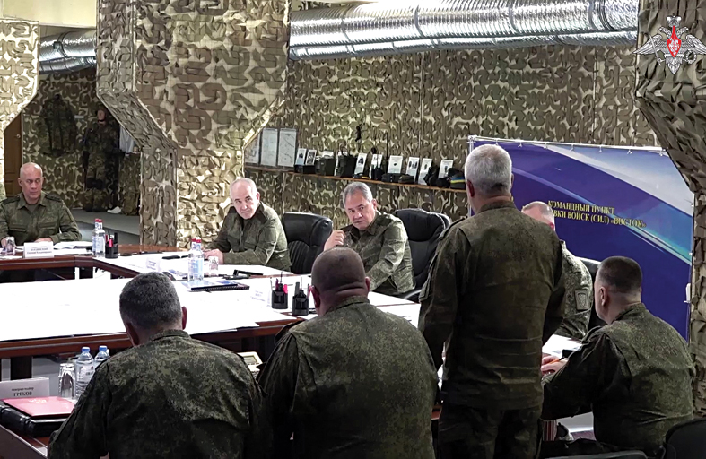 وزير الدفاع الروسي يزور منطقة العمليات العسكرية في أوكرانيا 