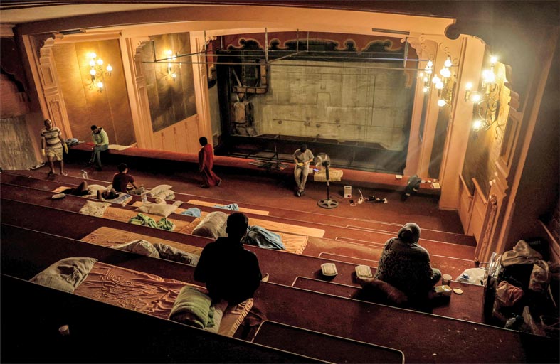 أشهر شوارع بيروت يصبح ملاذاً للنازحين