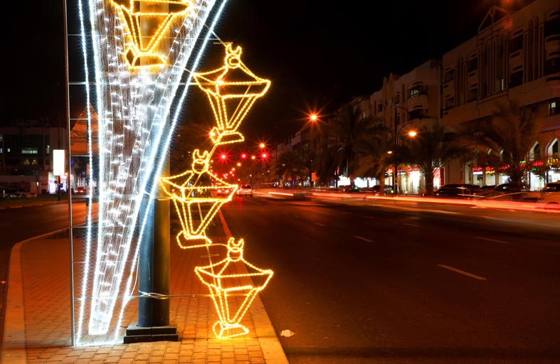 شوارع مدينة العين تتزين احتفاء بشهر رمضان المبارك