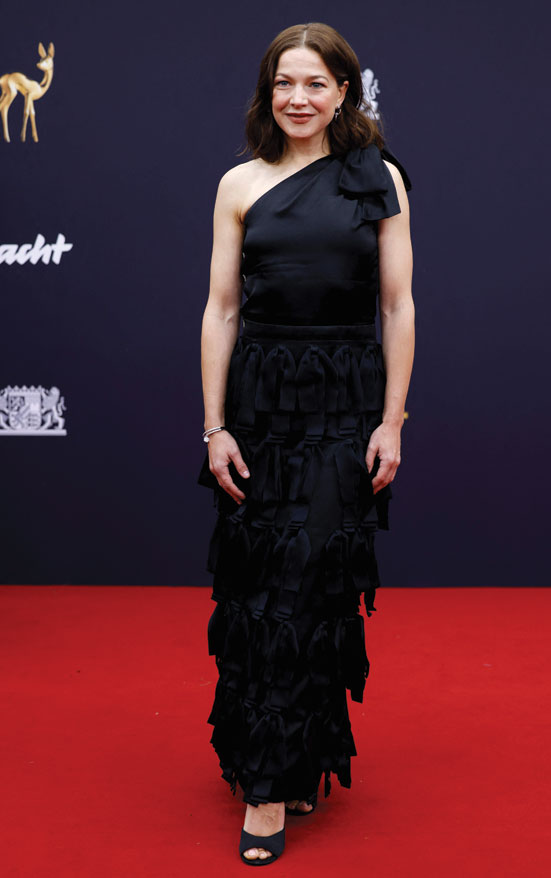 الممثلة الألمانية هانا هيرتسبرونغ لدى وصولها لحضور حفل توزيع جائزة بامبي الإعلامية الألمانية في ميونيخ. ا ف ب