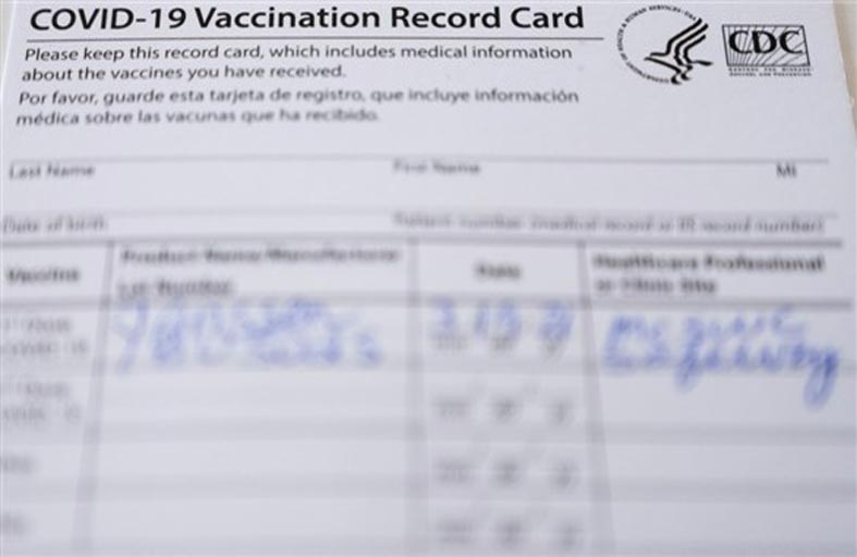 هربا من اللقاح.. يشترون شهادات تطعيم مزورة