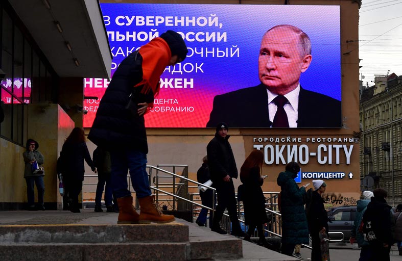 الروس يدلون بأصواتهم في انتخابات منح بوتين ولاية جديدة 