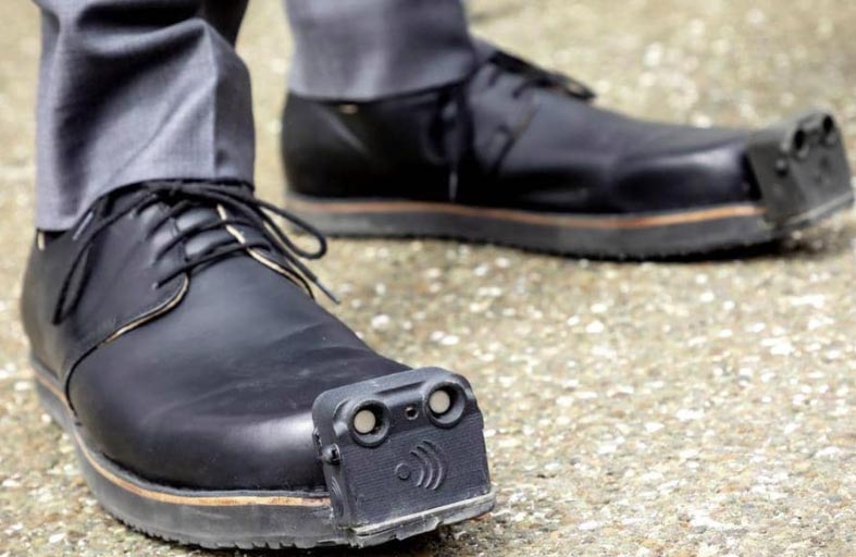 حذاء جديد يجعل حركة «المكفوفين» أكثر أمانًا