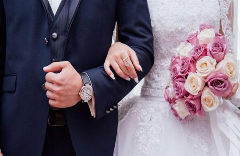 يطرد والدته من زفافه بعدما نشرت صور ثوب الزفاف