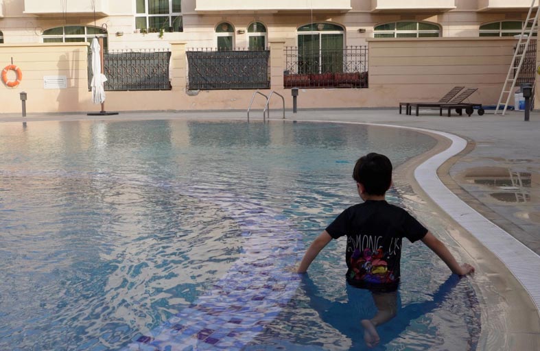 شرطة أبوظبي تحدد «12 طوق نجاة» لحماية الأطفال من الغرق في المسابح