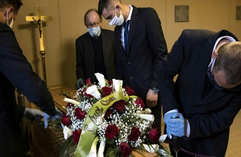 كورونا يكسر تقاليد الجنازات في إيطاليا 