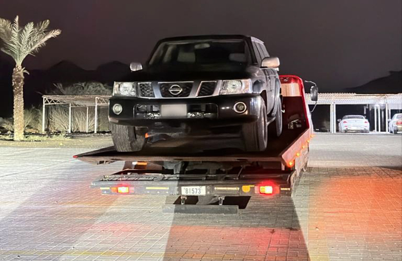 شرطة رأس الخيمة تضبط سائقاً استعرض بمركبته أمام إحدى دورياتها