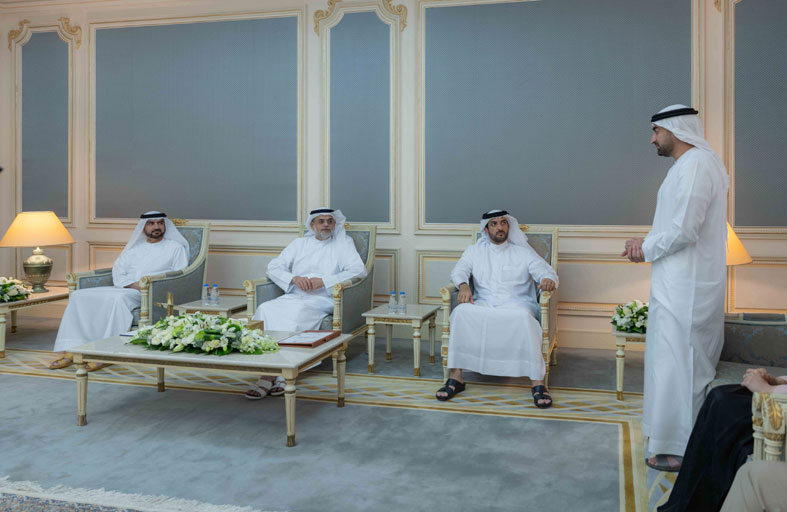 ولي عهد الشارقة يستقبل أعضاء فريق تجربة المتعامل لخدمة «مواساة»
