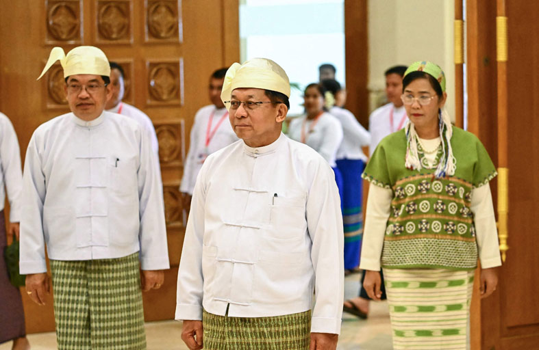 أونغ هلاينغ يؤدي اليمين الدستورية رئيسا لبورما 