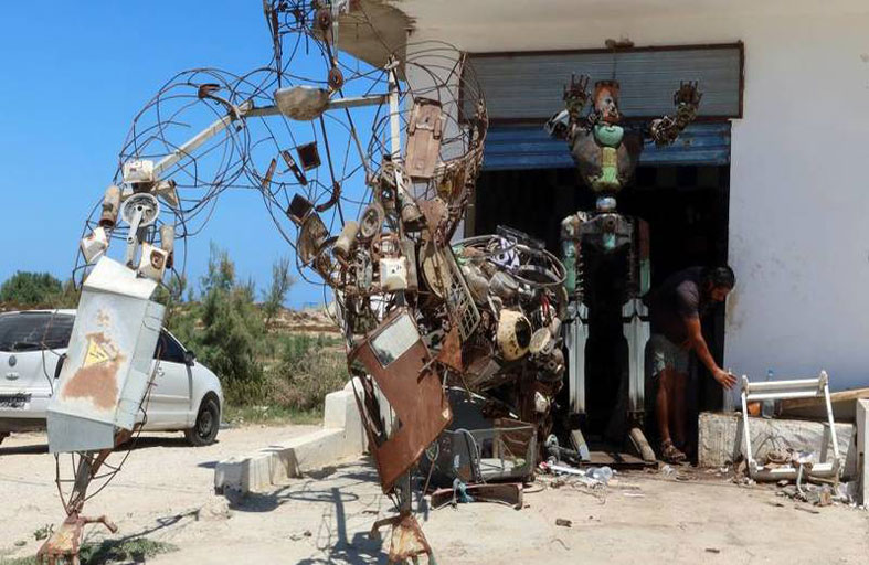 تونسي.. يحول الخردة إلى أعمال فنية 