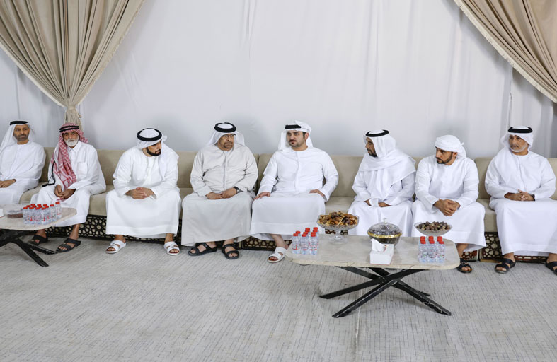 مكتوم بن محمد يقدم واجب العزاء في وفاة مطر خلفان المزروعي