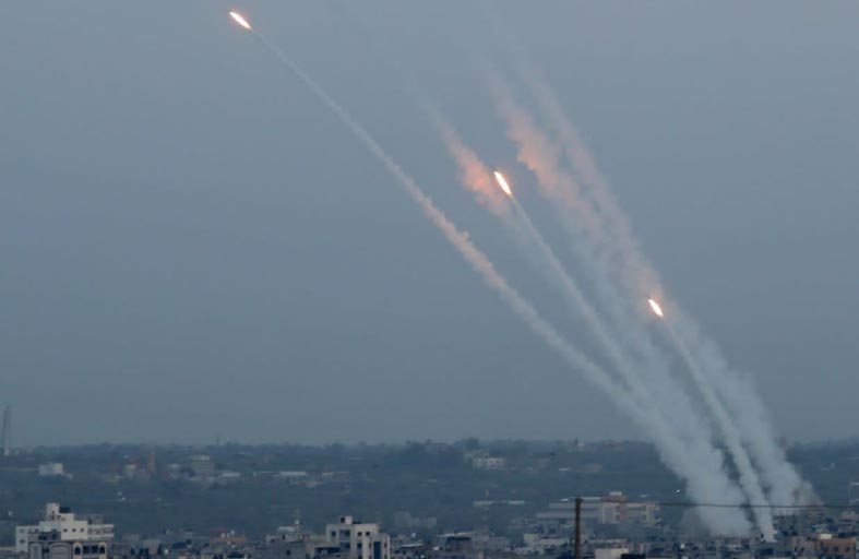 رشقة صاروخية من غزة تجاه تل أبيب