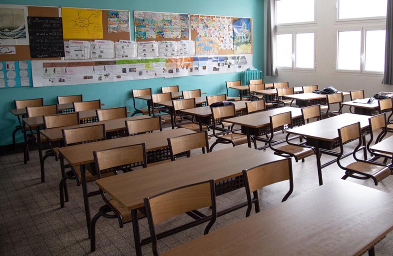 تنتحل شخصية مراهقة لتلتحق بالمدرسة 