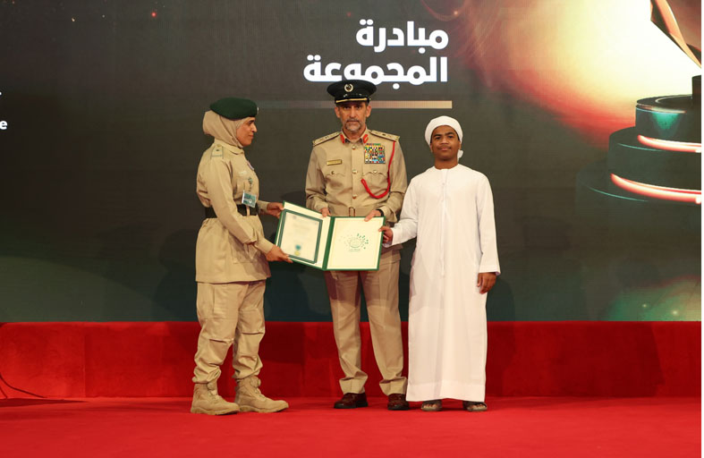 عبد الله المري يكرم ضابطة ضمن مبادرة «المجموعة» 