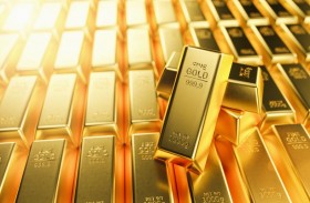 الذهب يواصل التراجع مع استمرار صعود الدولار