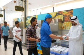 «الشارقة لإدارة الأصول» توزع 300 وجبة إفطار صائم يوميا على العاملين في أسواق الجبيل