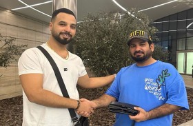 شرطة دبي تُعيد 76 ألف درهم لسائح في «نصف ساعة» 