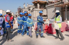 بلدية مدينة أبوظبي تسعد عمال 100 موقع إنشائي ضمن مبادرة كسوة العيد 