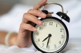 هل تستيقظ قبل رنين المنبه؟ الطب يقدم تفسيره