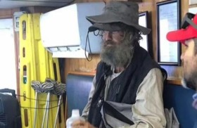 البحار التائه في المحيط يصل اليابسة.. ويروي معاناته