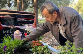 أب مفجوع يحمي قبر ابنته بالكاميرات