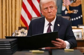 ترامب يؤكد أحقيته المطلقة في إعادة فرض الرسوم الجمركية 