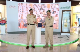 عبد الله المري يتسلم بحث رسالة دكتوراة في القانون العام