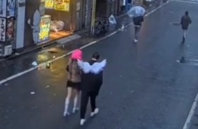 هاري ستايلز بزي أجنحة مع فتاة بشعر مستعار.. ما القصة؟