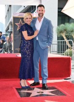 الممثل الأمريكي نواه وايل وزوجته الممثلة سارة ويلز يقفان على نجمته خلال حفل تكريمه في ممشى المشاهير في هوليوود. ا ف ب