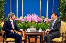 عبدالله بن زايد يلتقي رئيس وزراء سنغافورة