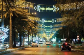 بلدية مدينة العين تزين شوارع المدينة احتفاءً بعيد الفطر المبارك