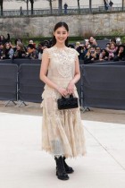 الممثلة وعارضة الأزياء اليابانية يوكو أراكي خلال عرض إبداعات كريستيان ديور ضمن أسبوع الموضة في باريس. أ ف ب