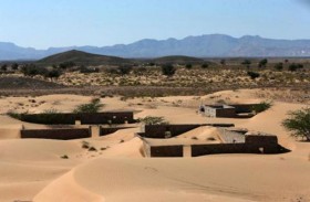 عمانيون يعيدون الحياة لقرية طمستها رمال الصحراء 