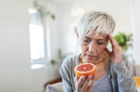 ضعف حاسة الشم لدى كبار السن ينذر بمرض خطير