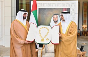 رئيس الدولة يمنح محمد البواردي وسام الاتحاد .. سلّمه منصور بن زايد 