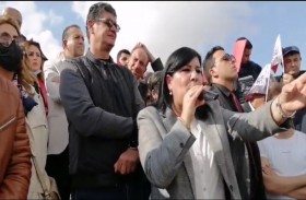 أنصار الدستوري الحر يحتجون أمام مقر الحكومة