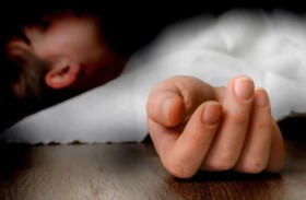 قتل طفلته بـ25 طعنة لأنها استخدمت هاتفه