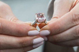 «دبوس نابليون» وكنوز نادرة تتلألأ في مزادات جنيف بالملايين