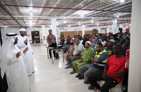 شرطة أبوظبي توعي بمكافحة الاحتيال الإلكتروني في القرى العمالية