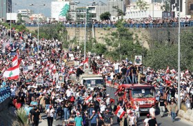 حريق ضخم يندلع في منطقة صناعية جنوبي لبنان