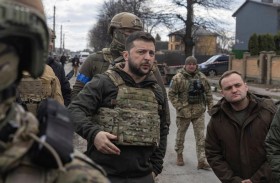 كاتب روسي: زيلينسكي سيعيد أوكرانيا إلى عربات الخيل