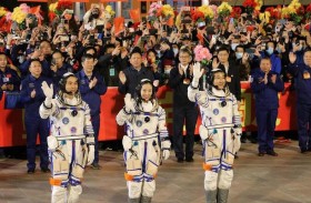 عودة ثلاثة رواد فضاء صينيين إلى الأرض 