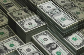 الدولار يهبط مع تقييم الأسواق لتوقعات الفائدة الأمريكية 