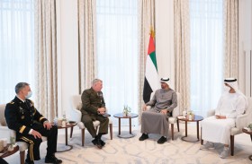 محمد بن زايد يبحث مع قائد القيادة المركزية الأميركية علاقات التعاون والتنسيق في الشؤون الدفاعية والعسكرية