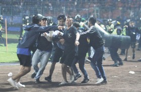 رئيس إندونيسيا يأمر بإيقاف الدوري بعد وفاة 125 مشجعا