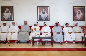 خليفة بن طحنون بن محمد وشخبوط بن نهيان يُقدِّمان واجب العزاء في وفاة سيف مبارك الخييلي